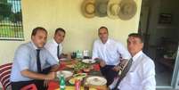 Jair, Carlos, Flávio e Eduardo Bolsonaro em almoço familiar  Foto: Reprodução Instagram Eduardo Bolsonaro / Estadão Conteúdo