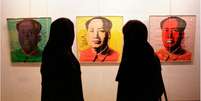 Visitantes observam retrato de Mao Tse-tung, de Andy Warhol, no TMoCA  Foto: Getty Images / BBC News Brasil