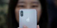 Mulher segura iPhone X durante lançamento em Pequim, China
31/10/2017 REUTERS/Thomas Peter  Foto: Reuters