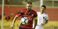 Willian Farias, jogador do Vitória, durante partida contra o Paraná Clube, válida pela quarta fase da Copa do Brasil 2017  Foto: Edson Ruiz/Coofiav / Gazeta Press