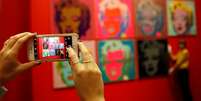 Mulher tira foto com celular de telas de Marilyn Monroe em exposição de Andy Warhol em Londres 10/02/2017 REUTERS/Stefan Wermuth  Foto: Reuters