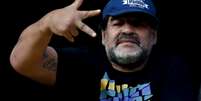 Ex-jogador Maradona acena durante partida de futebol no estádio La Bombonera, em Buenos Aires  Foto: Marcos Brindicci / Reuters