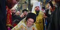 O patriarca ecumênico de Constantinopla, Bartolomeu, assina a autocefalia da Igreja Ortodoxa da Ucrânia  Foto: EPA / Ansa - Brasil