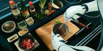 Robôs treinados por chefs profissionais podem replicar receitas de uma enorme biblioteca  Foto: Moley Robotics / BBC News Brasil