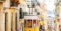 Famoso funicular amarelo, na Rua Bica, em Lisboa, Portugal  Foto: iStock