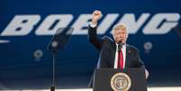 Donald Trump visitou a fábrica da Boeing na Carolina do Sul pouco depois de assumir o cargo de presidente dos EUA  Foto: Getty Images / BBC News Brasil