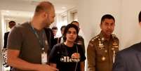 Jovem saudita Rahaf Mohammed al-Qunun caminha ao lado de autoridades imigratórias da Tailândia dentro do aeroporto de Bangcoc
07/01/2019
Polícia de Imigração da Tailândia via REUTERS  Foto: Reuters