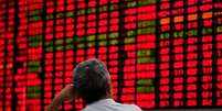Investidor observa índices acionários em casa de corretagem em Xangai, na China 07/10/2018 REUTERS/Aly Song  Foto: Reuters