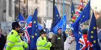 Ativistas favoráveis e contrários ao Brexit fazem manifestação perto do Parlamento, em Londres
08/01/2019
REUTERS/Toby Melville  Foto: Reuters