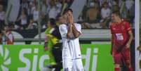 Lucas Lourenço lamenta uma chance perdida (Foto: Reprodução/TV)  Foto: LANCE!