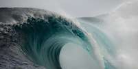 A maior onda já documentada no hemisfério sul na história moderna tinha 23,8 metros de altura  Foto: Getty Images / BBC News Brasil
