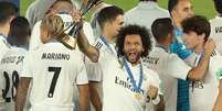 Marcelo ergue o troféu do Mundial de Clubes pelo Real Madrid  Foto: Ahmed Jadallah / Reuters