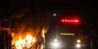 Ônibus é incendiado no Conjunto Habitacional Alameda das Palmeiras, no bairro Pedras, na cidade de Fortaleza, no Ceará, no dia 8 de janeiro de 2019  Foto: JOÃO DIJORGE/PHOTOPRESS / Estadão Conteúdo