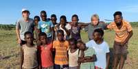 Luciano Huck presenteia crianças de Moçambique com bola nova, como mostrou em foto compartilhada neste sábado, dia 12 de janeiro de 2019  Foto: Divulgação, Instagram Stories/Luciano Huck / PurePeople