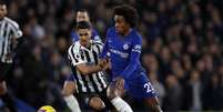 Willian foi o responsável por mais três pontos do Chelsea no Campeonato Inglês (AFP)  Foto: LANCE!