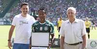 Zé Roberto é homenageado pelo Palmeiras, clube pelo qual se aposentou do futebol.  Foto: Divulgação/Palmeiras / Estadão Conteúdo