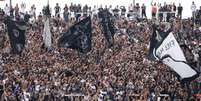 Torcida do Corinthians faz festa em treino na Arena (Foto: Bruno Teixeira)  Foto: LANCE!