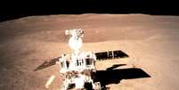 Imagens brutas fizeram a superfície lunar parecer vermelha; as novas imagens foram calibradas  Foto: BBC News Brasil