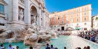 Todos os anos milh&otilde;es de turistas visitam a Fontana di Trevi e jogam moedas na fonte  Foto: Getty Images / BBC News Brasil