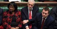 Líder do Partido Trabalhista, Jeremy Corbyn (ao centro), participa de debates antes de votação sobre acordo de May para o Brexit
15/01/2019
UK Parliament/Jessica Taylor/Handout via REUTERS    Foto: Reuters