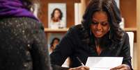 Ex-primeira dama Michelle Obama assina cópias de seu livro 'Becoming' em Chicago  Foto: Kamil Krzaczynski / Reuters