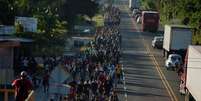 Migrantes caminham em sua jornada em direção aos Estados Unidos nos arredores de Ciudad Hidalgo, no México
18/01/2019 REUTERS/Alexandre Meneghini  Foto: Reuters