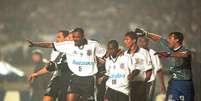 Edílson e Vampeta durante a final do Campeonato Paulista de Futebol entre Corinthians e Palmeiras em 1999  Foto: AGLIBERTO LIMA / Estadão