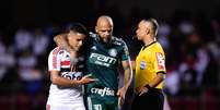 Everton, do S&atilde;o Paulo, e Felipe Melo, do Palmeiras, durante partida v&aacute;lida pela vig&eacute;sima oitava rodada do Campeonato Brasileiro 2018  Foto: FERNANDO DANTAS / Gazeta Press