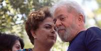 Os ex-presidentes Dilma Rousseff (e) e Luiz Inácio Lula da Silva participam de missa em memória à ex-primeira-dama Marisa Letícia.  Foto: Gabriela Biló / Estadão