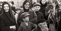 Moradores do bairro judeu em Chelmza, Polônia, país invadido por tropas nazistas em 1939  Foto: Yad Vashem / BBC News Brasil