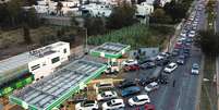 Mexicanos fazem filas demoradas em postos de gasolina  Foto: AFP/Getty / BBC News Brasil