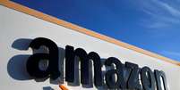 Logo da Amazon em centro de log&iacute;stica em Boves, Fran&ccedil;a, 19/01/2019. REUTERS/Pascal Rossignol   Foto: Reuters