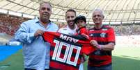 Everton Ribeiro recebeu camisa com número 100 às costas (Alexandre Vidal / Flamengo)  Foto: Lance!