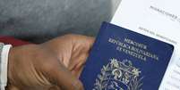 Imigrante venezuelano com passaporte em mãos 20/08/2018 REUTERS/Mariana Bazo/  Foto: Reuters