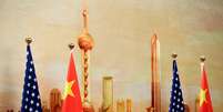 Bandeiras dos EUA e a China lado a lado em Pequim 
14/06/2018
REUTERS/Jason Lee  Foto: Reuters