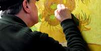 Restaurador Rene Boitelle trabalha na obra "Girass&oacute;is", de Vincent van Gogh, no Museu Van Gogh, em Amsterd&atilde;
24/01/2019 REUTERS/Piroschka van de Wouw   Foto: Reuters