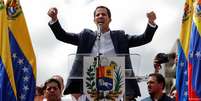 Diante de multidão, presidente da Assembleia Nacional, Juan Guaidó, se declara presidente interino  Foto: DW / Deutsche Welle