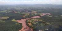 A área atingida pelos rejeitos, em imagem feita pelo Corpo de Bombeiros de Minas  Foto: Corpo de Bombeiros de Minas / Divulgação / BBC News Brasil