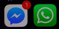 Ícones do WhatsApp e do Facebook Messenger em um iPhone  Foto: Phil Noble / Reuters