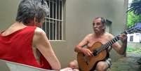 Lúcio conta que Sueli costuma chorar durante boa parte do dia, mas fica em silêncio para ouvi-lo se apresentar: Foto de serenata viralizou  Foto: Arquivo pessoal / BBC News Brasil