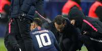 Neymar recebe atendimento m&eacute;dico em campo pelo PSG  Foto: Charles Platiau / Reuters