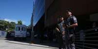 Policiais em frente ao hospital Albert Einstein por ocasi&atilde;o da cirurgia de Bolsonaro 27/01/2019 REUTERS/Amanda Perobelli  Foto: Reuters