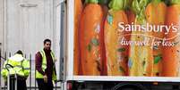 Funcion&aacute;rios descarregam caminh&atilde;o do Sainsbury em Londres
30/04/2018
REUTERS/Toby Melville  Foto: Reuters