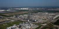Vista aérea de refinaria da Chevron em Pasadena. 31/07/2017. REUTERS/Adrees Latif   Foto: Reuters