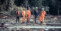 Bombeiros de helicóptero e equipes em terra estão trabalhando no limite no resgate de corpos das vítimas na região de Tejuco, em Brumadinho  Foto: CADU ROLIM/ FOTOARENA / Estadão Conteúdo