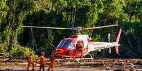 Bombeiros de helicóptero e equipes em terra estão trabalhando no limite no resgate de corpos das vítimas na região de Tejuco, em Brumadinho, Minas Gerais  Foto: CADU ROLIM/FOTOARENA / Estadão Conteúdo