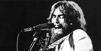 George Harrison durante o 'Concerto para Bangladesh', em 1971.  Foto: Divulgação/Arquivo Estadão / Estadão Conteúdo