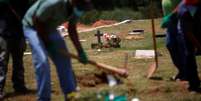 Trabalhadores preparam local para enterro de v&iacute;timas de colapso de barragem em Brumadinho 29/1/2019 REUTERS/Adriano Machado  Foto: Reuters