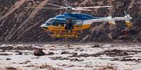 Helicóptero sobrevoa região do rompimento da barragem da Mineradora Vale, Corrego do Feijão, região de Brumadinho MG (28/01/2019)  Foto: TELMO FERREIRA/FRAMEPHOTO/FRAMEPHOTO / Estadão Conteúdo