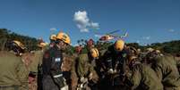 Militares israelenses participam de ação em área afetada por lama da barragem  Foto: Defense Forces / Israel